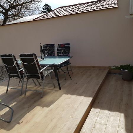 Apartman S Vinnym Sklepem Viktorie Pouzdrany Екстериор снимка